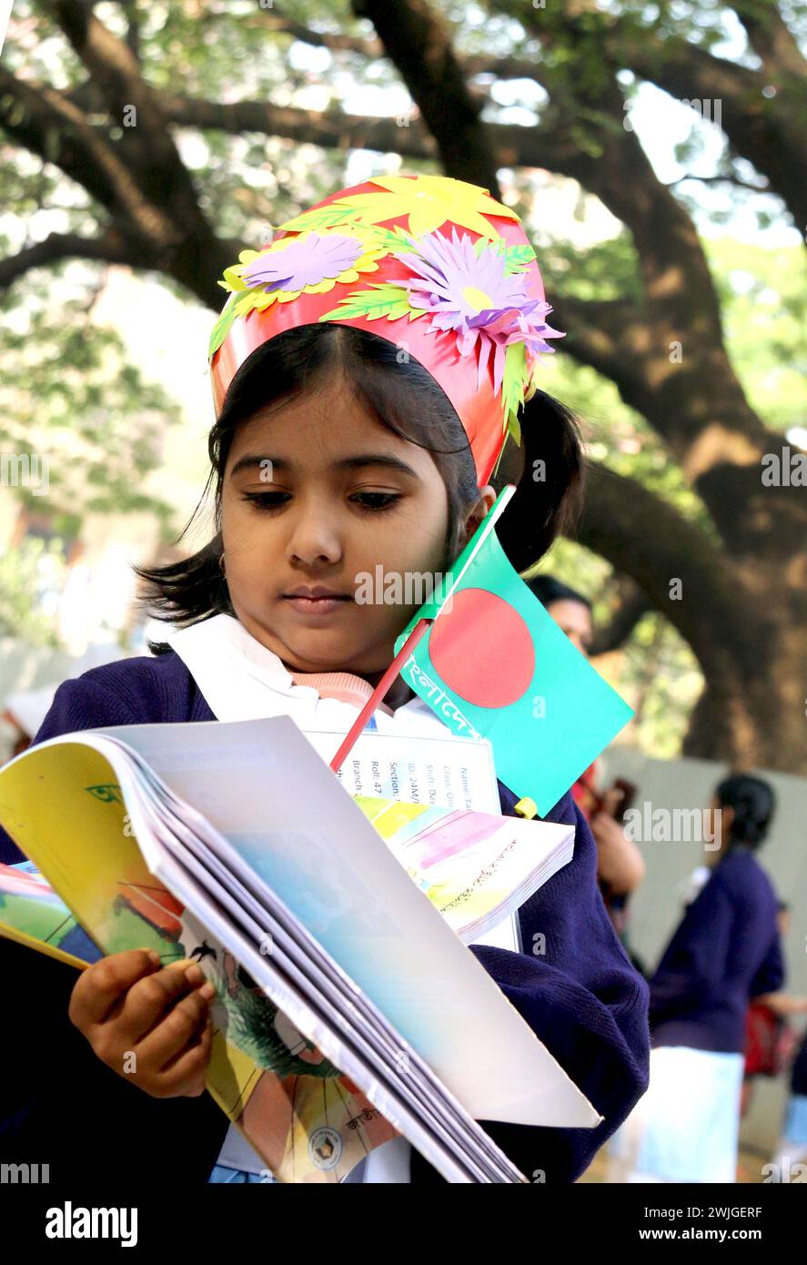 Una bambina del Bangladesh che inizia la sua educazione. Tahsina Islam Tasnim, il suo primo giorno di scuola. Scuola e college di Vikarunnisa a mezzogiorno. Bangladesh. Foto Stock