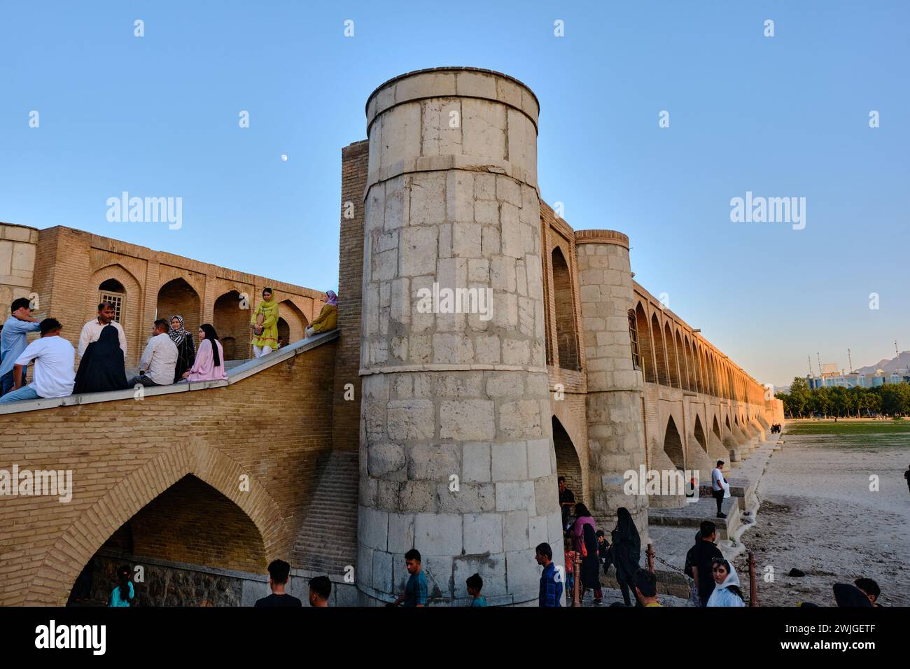 Isfahana, Iran, 30.06.2023: Ponte si-o-se-pol, nome del ponte Allahverdi Khan Foto Stock