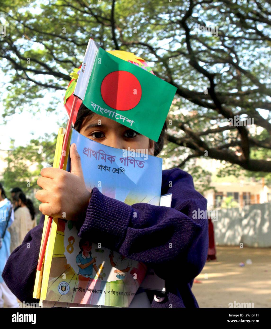 Una bambina del Bangladesh che inizia la sua educazione. Tahsina Islam Tasnim, il suo primo giorno di scuola. Scuola e college di Vikarunnisa a mezzogiorno. Bangladesh. Foto Stock