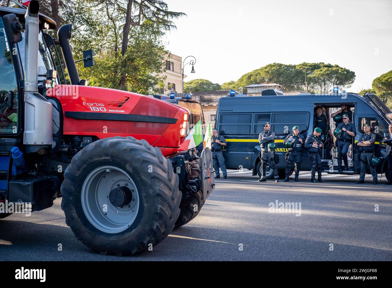 Roma, RM, Italia. 15 febbraio 2024. Gli agricoltori si riuniscono al Circo massimo per protestare contro le misure del Green Deal imposte dall'UE e contro la concorrenza sleale da parte di paesi extra-UE. (Credit Image: © Marco di Gianvito/ZUMA Press Wire) SOLO PER USO EDITORIALE! Non per USO commerciale! Foto Stock