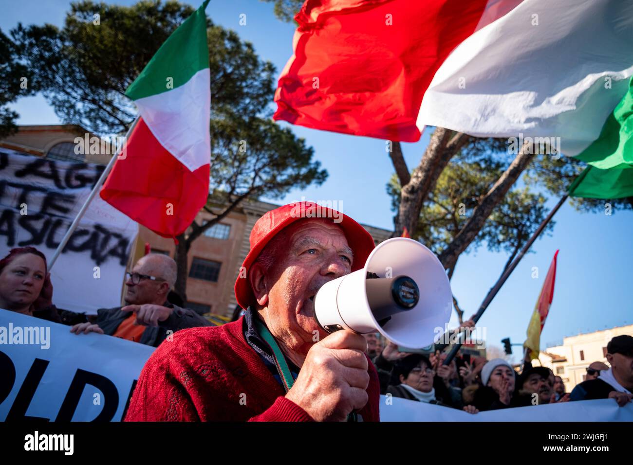 Roma, RM, Italia. 15 febbraio 2024. Gli agricoltori si riuniscono al Circo massimo per protestare contro le misure del Green Deal imposte dall'UE e contro la concorrenza sleale da parte di paesi extra-UE. (Credit Image: © Marco di Gianvito/ZUMA Press Wire) SOLO PER USO EDITORIALE! Non per USO commerciale! Foto Stock