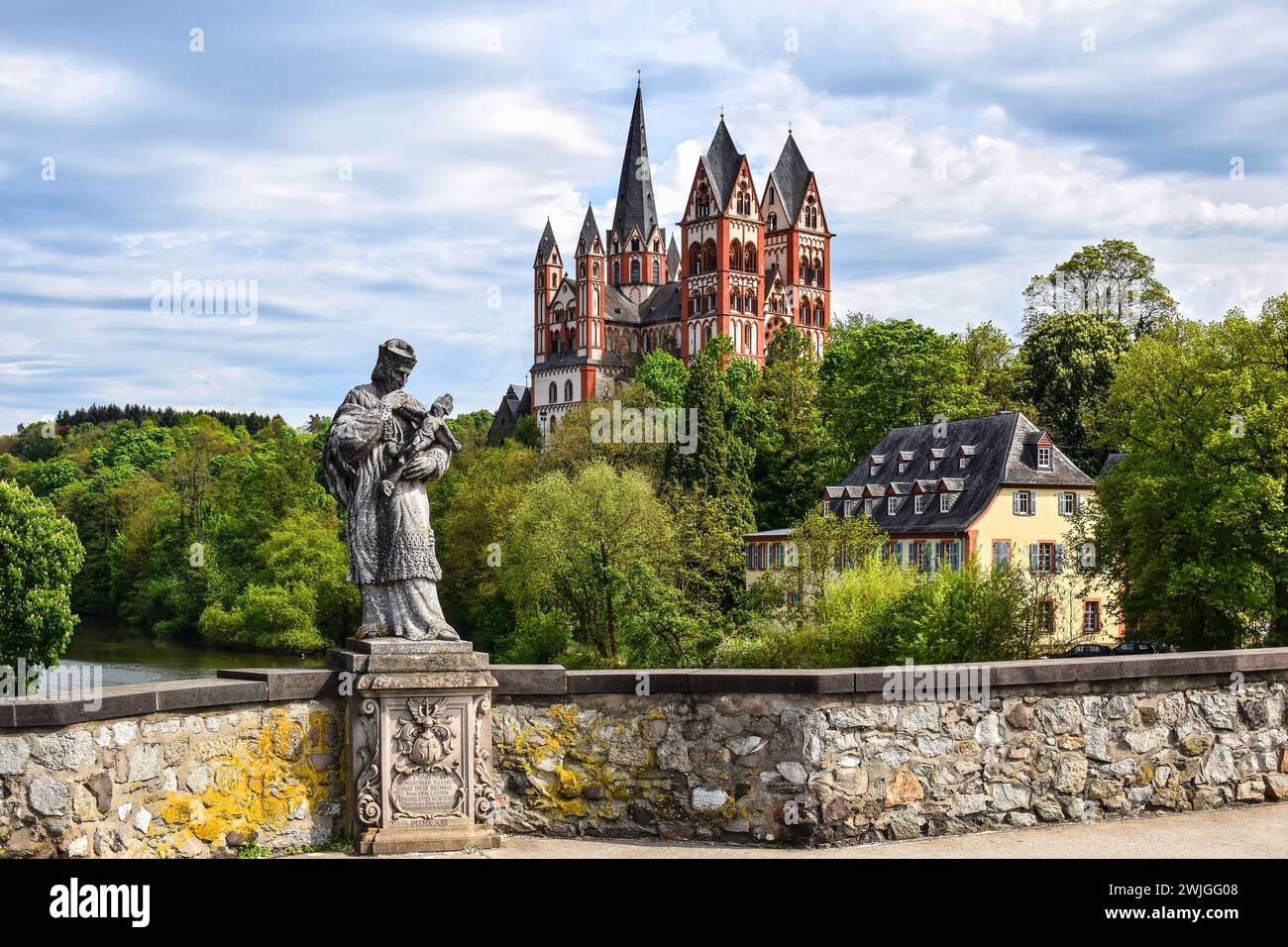 Cattedrale cattolica di Limburg an der Lahn, vista dal vecchio ponte di Lahn con una statua di San Giovanni di Nepomuk. Limburg an der Lahn, Assia, Germania Foto Stock