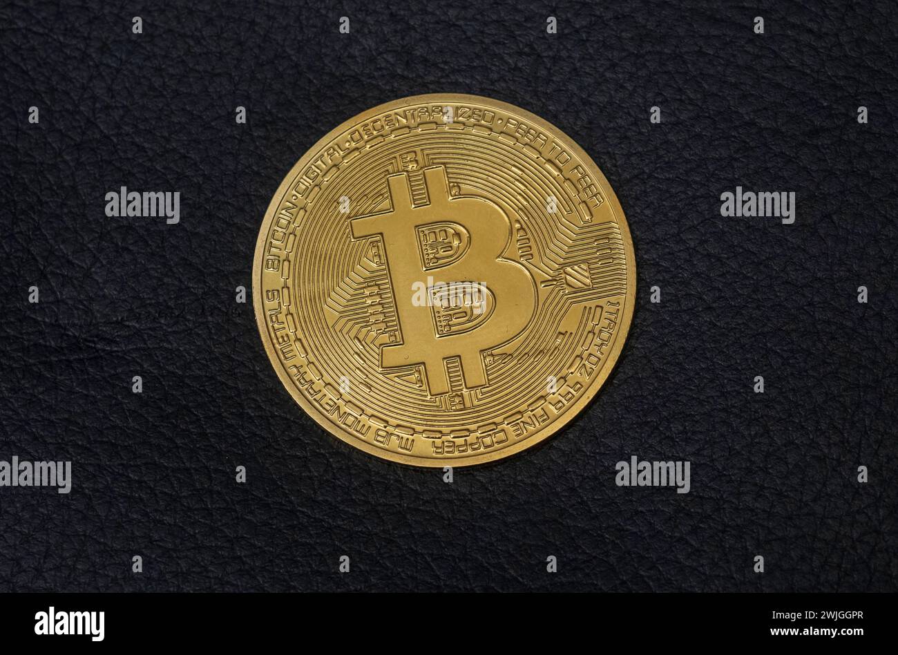 Bitcoin Münze auf schwarzem Untergrund *** Bitcoin Coin on black background Deutschland, Germany GMS10436 Foto Stock