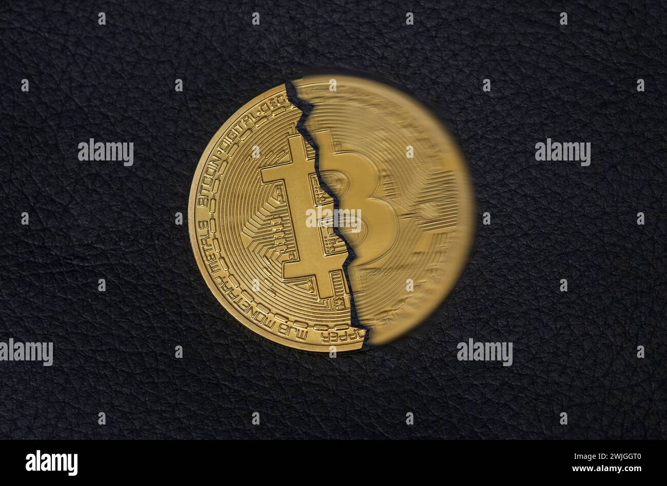 Halbierte Bitcoin Münze auf schwarzem Untergrund. Symboldfoto für das Bitcoin dimezzare *** ha dimezzato la moneta Bitcoin su sfondo nero. Foto simbolo per Bitcoin Halving Deutschland, Germania GMS10437 2 Foto Stock