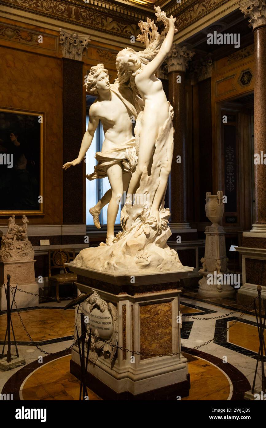 Roma, Italia - 28 dicembre 2023: Galleria Borghese, Apollo e Dafne di Gian Lorenzo Bernini, circa 1625. Marmo di Carrara, h. cm 243 Foto Stock