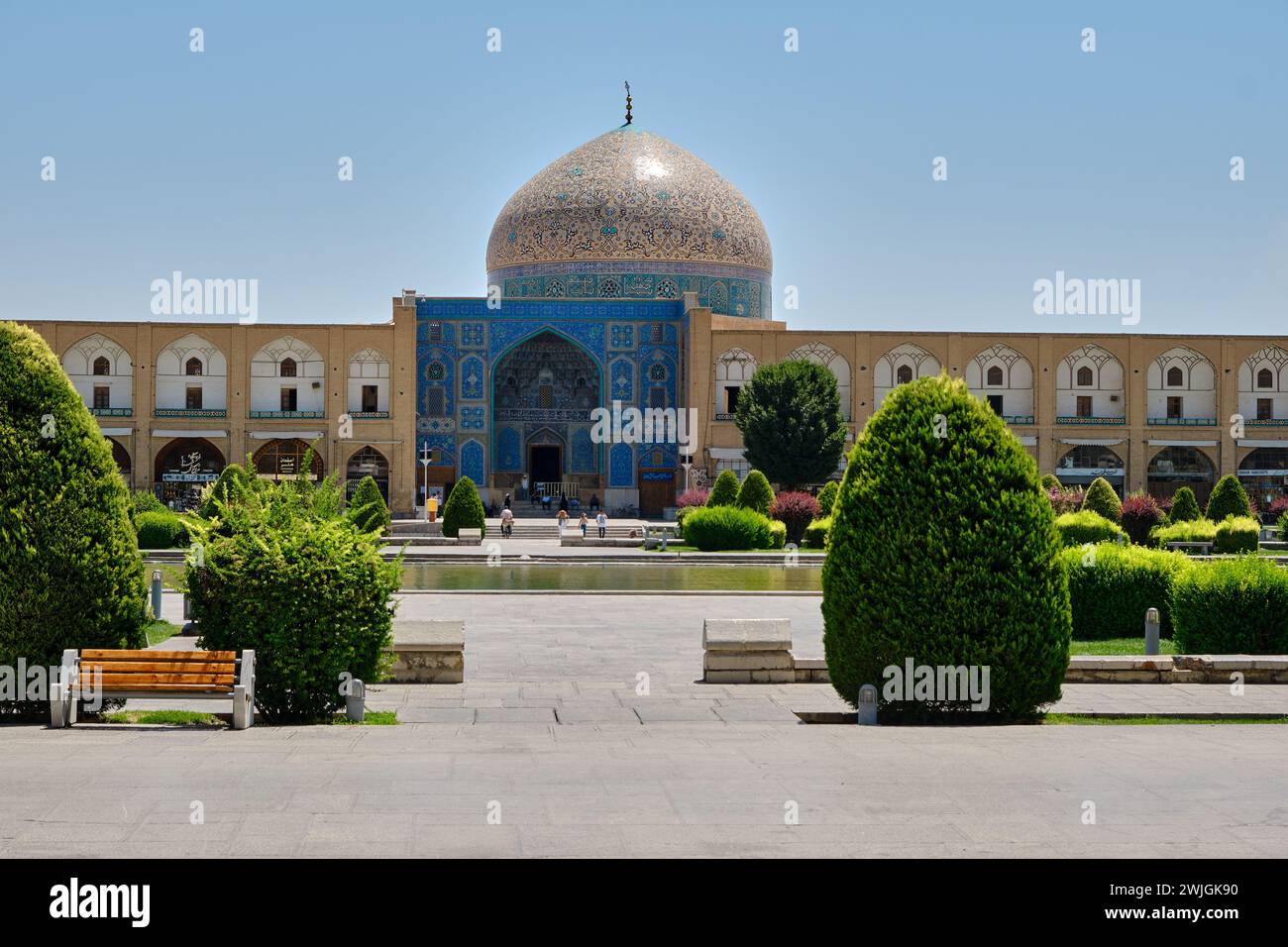 Isfahan, Iran, 06.30.2023: Moschea Sheikh Lotfollah, vista grandangolare della Moschea Sheikh Lotfollah Foto Stock
