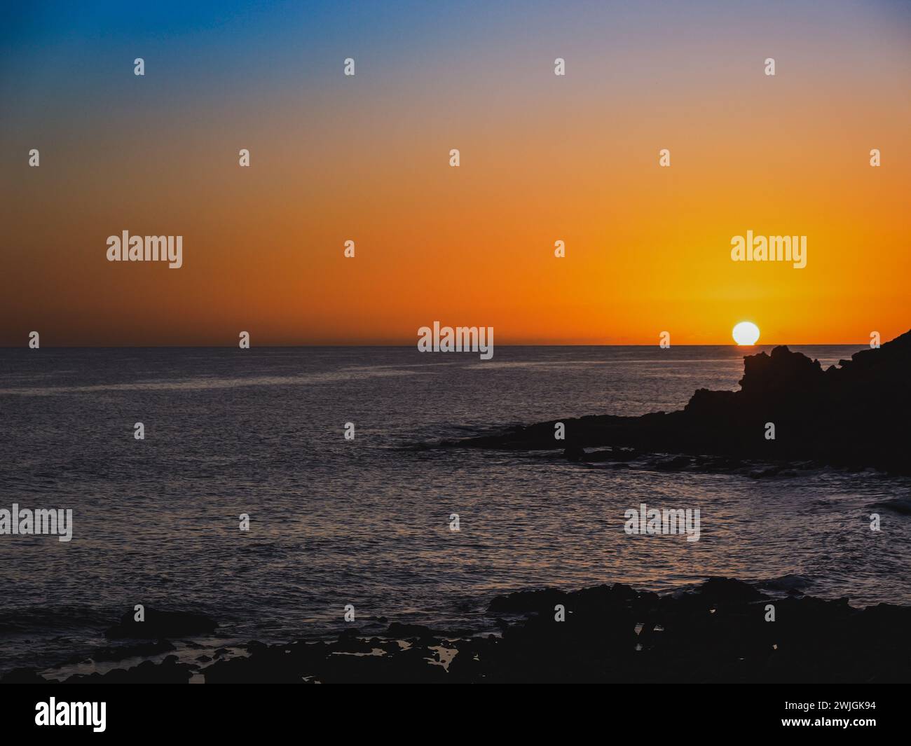 Bel tramonto sull'oceano con rocce Foto Stock