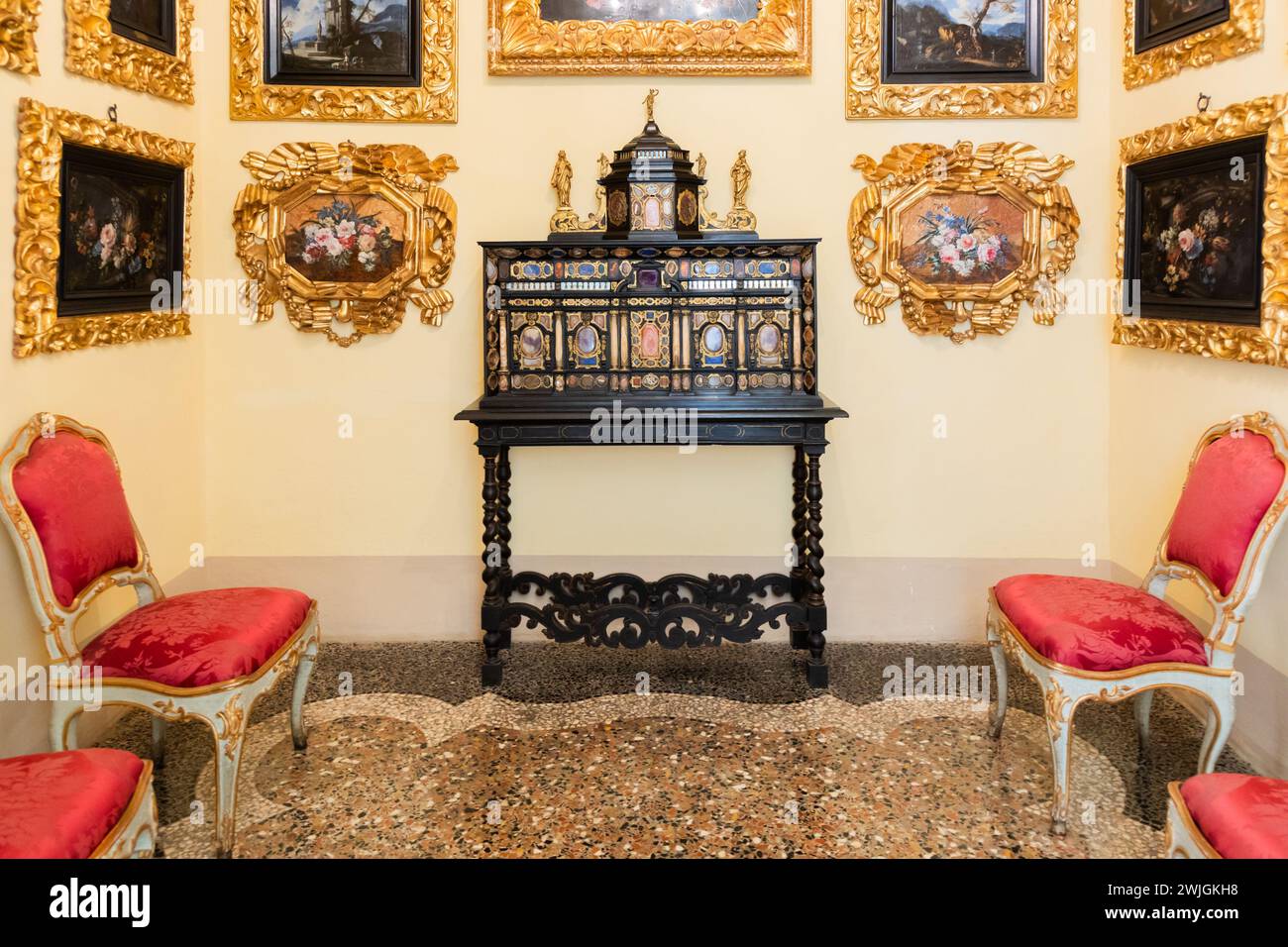 Isola bella, Italia - 1 agosto 2023: Interni della villa di Borromeo con collezione di dipinti, nessuno Foto Stock