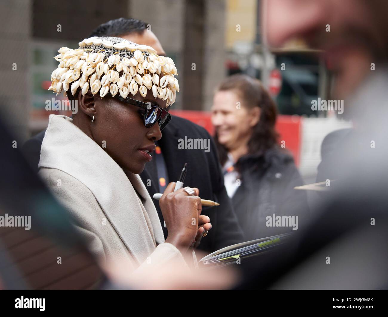 Berlino, Germania, 15 febbraio 2024. il presidente della giuria Lupita Nyong'o dopo la conferenza stampa con i fan. Crediti: Walter Gilgen Foto Stock