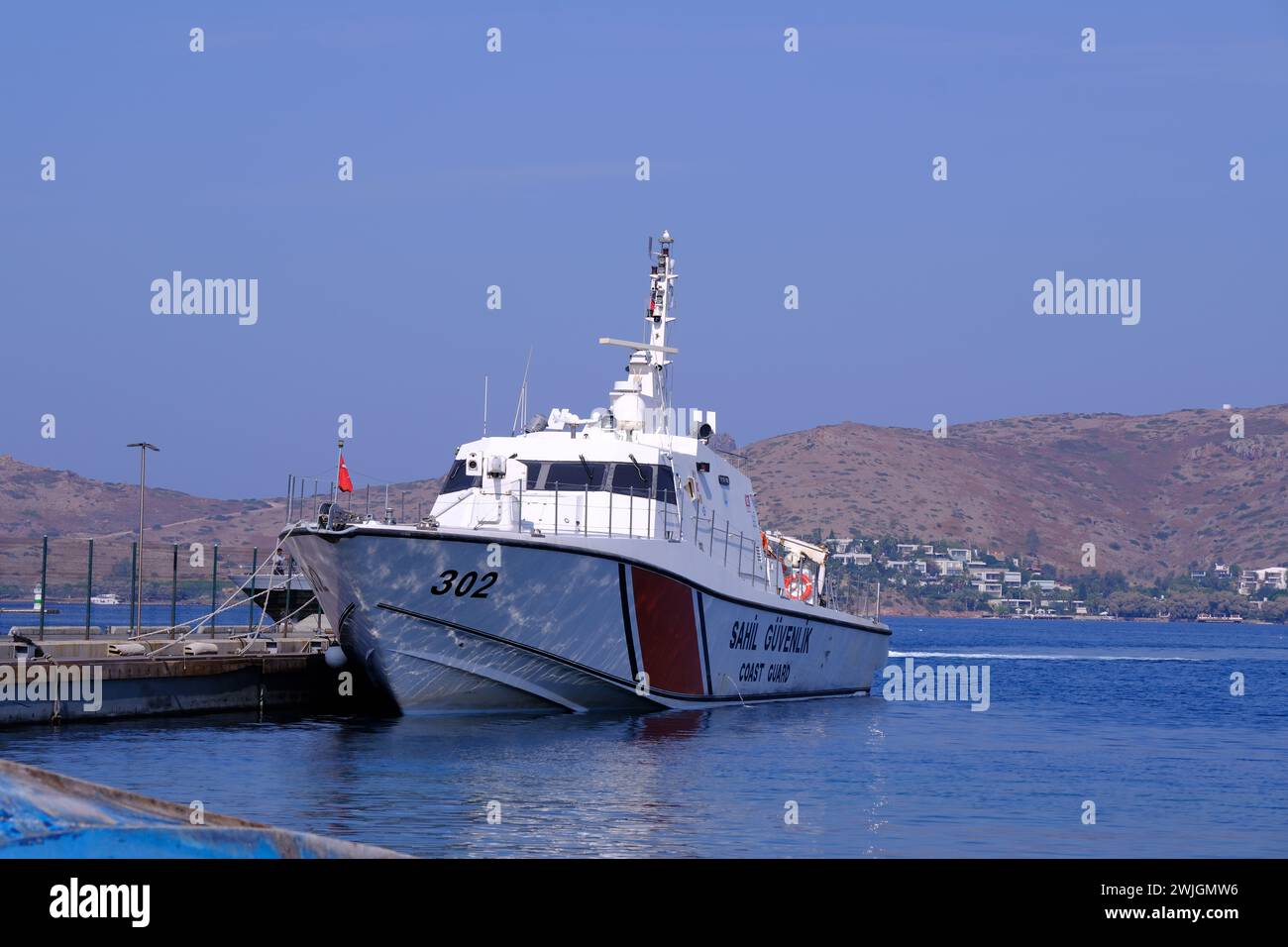 Barca della guardia costiera turca in posizione di parcheggio a Bodrum in Turchia in una soleggiata giornata estiva Foto Stock