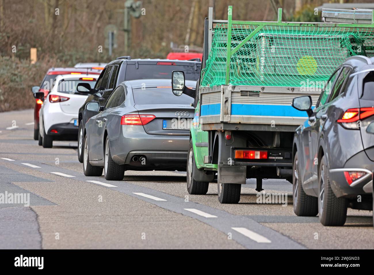 Berufsverkehr und Verdi-Streik Busse und Bahnen streiken nach einem Aufruf von Verdi mit erheblichen Folgen für den Berufsverkehr durch zusätzliche Autofahrer. Essen Nordrhein-Westfalen Deutschland Langenberger Straße *** traffico nelle ore di punta e sciopero Verdi gli autobus e i treni sciopero seguono una chiamata di Verdi con notevoli conseguenze per il traffico nelle ore di punta a causa di ulteriori automobilisti Essen Renania settentrionale-Vestfalia Germania Langenberger Straße Foto Stock