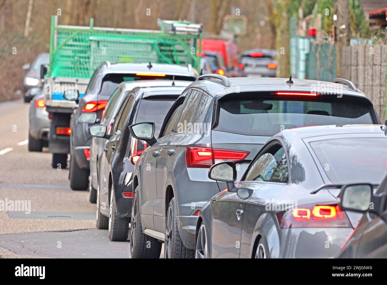 Berufsverkehr und Verdi-Streik Busse und Bahnen streiken nach einem Aufruf von Verdi mit erheblichen Folgen für den Berufsverkehr durch zusätzliche Autofahrer. Essen Nordrhein-Westfalen Deutschland Langenberger Straße *** traffico nelle ore di punta e sciopero Verdi gli autobus e i treni sciopero seguono una chiamata di Verdi con notevoli conseguenze per il traffico nelle ore di punta a causa di ulteriori automobilisti Essen Renania settentrionale-Vestfalia Germania Langenberger Straße Foto Stock