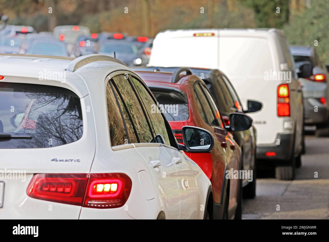 Berufsverkehr und Verdi-Streik Busse und Bahnen streiken nach einem Aufruf von Verdi mit erheblichen Folgen für den Berufsverkehr durch zusätzliche Autofahrer. Essen Nordrhein-Westfalen Deutschland Langenberger Straße *** traffico nelle ore di punta e sciopero Verdi gli autobus e i treni sciopero seguono una chiamata di Verdi con notevoli conseguenze per il traffico nelle ore di punta a causa di ulteriori automobilisti Essen Renania settentrionale-Vestfalia Germania Langenberger Straße Foto Stock