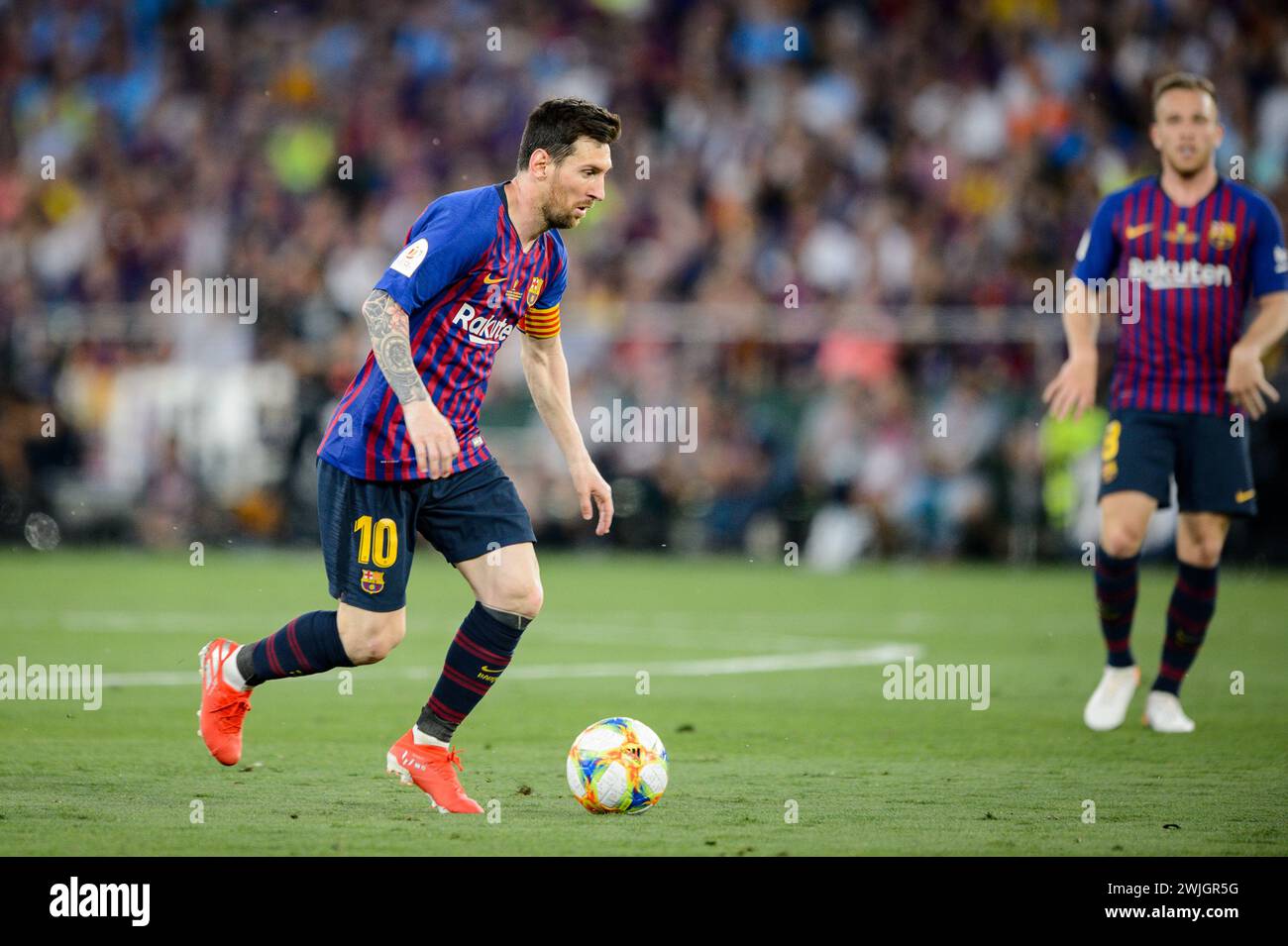 Leo messi, giocatore del FC Barcelona, in azione con la palla ai suoi piedi durante la finale di Coppa del Rey a Siviglia, Spagna. Foto Stock