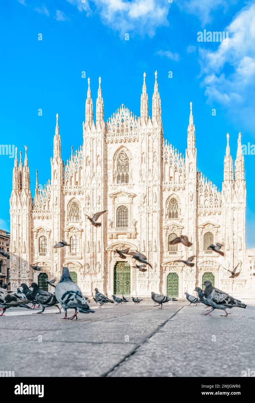 Facciata del Duomo di Milano, Italia - Doves volanti in Piazza del Duomo, Milano, Italia - architettura e monumenti italiani. Foto Stock