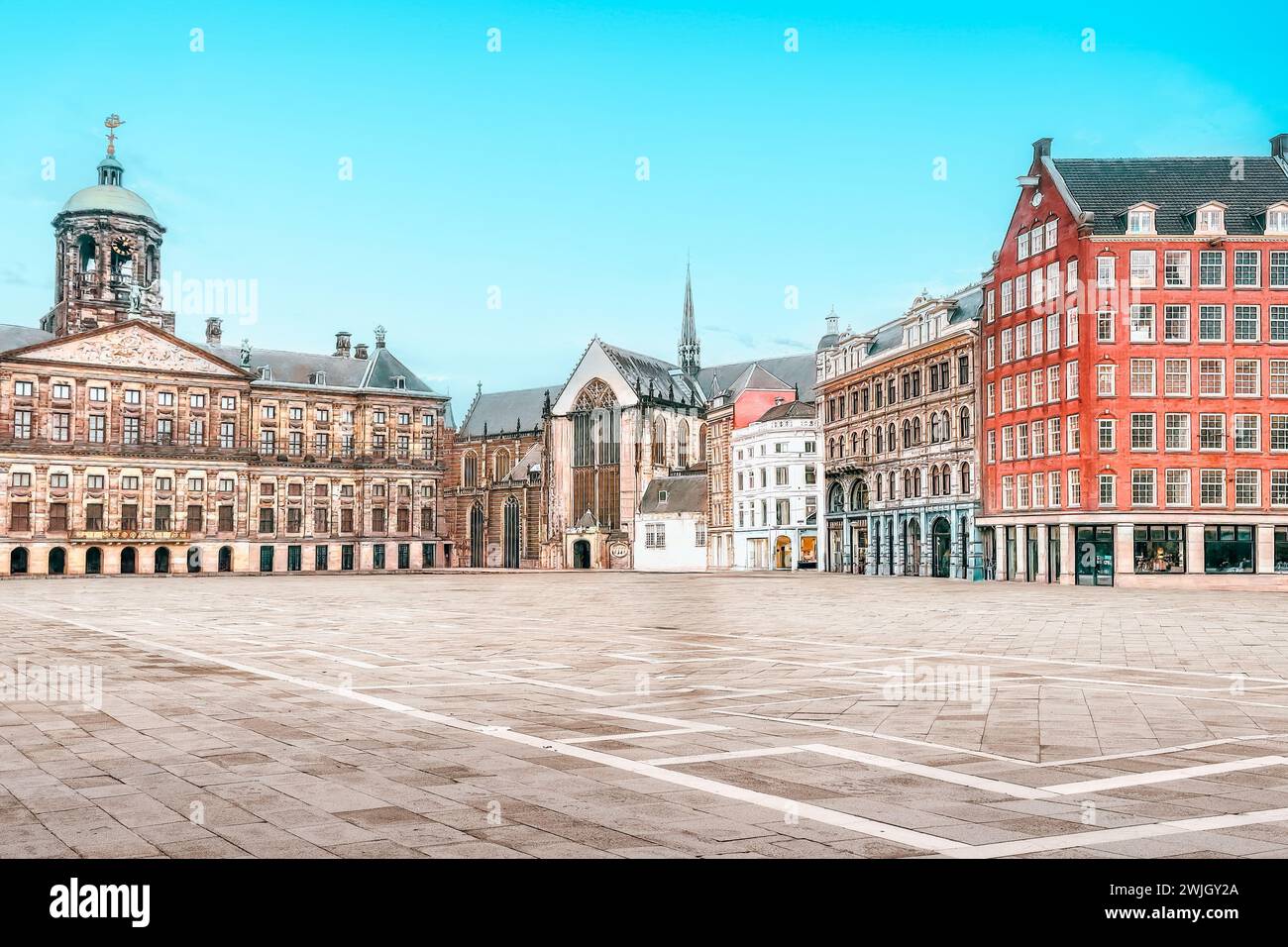 Olanda - Piazza Dam nella città vecchia di Amsterdam - Palazzo reale dei Paesi Bassi in una giornata di sole. Foto Stock