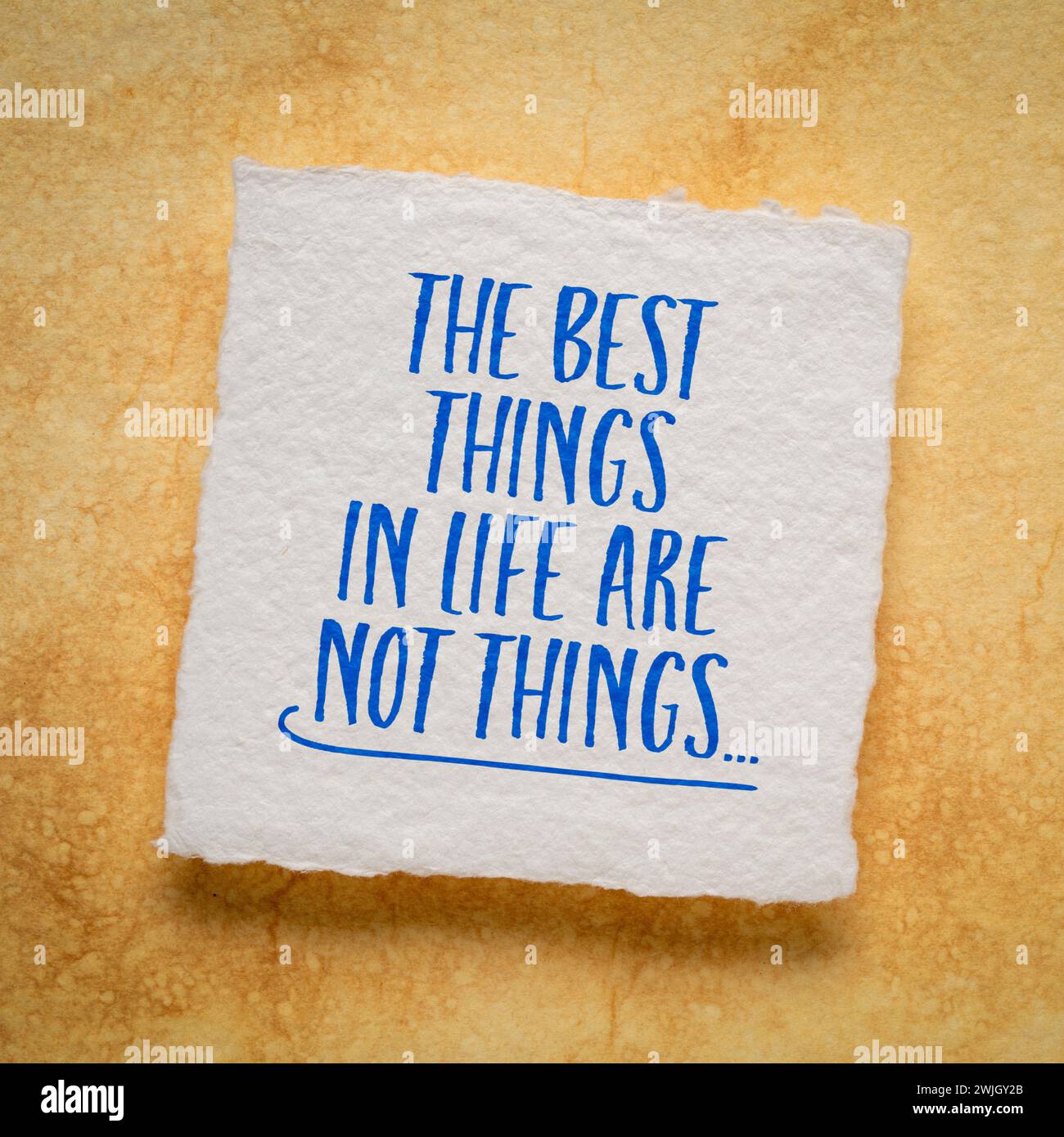Le cose migliori della vita non sono cose - parole di saggezza ispiratrice su carta d'arte Foto Stock