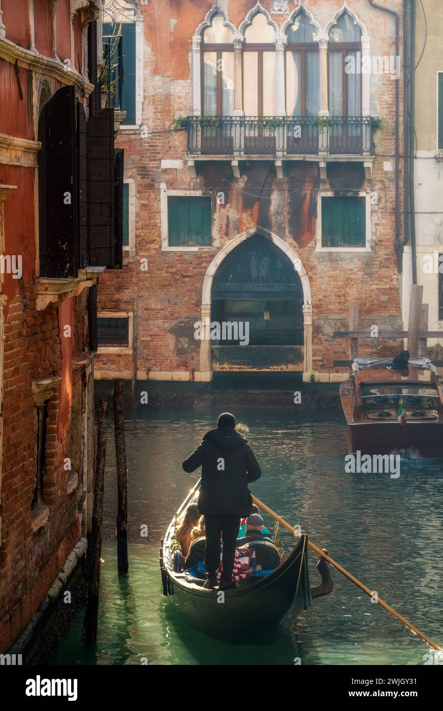 Affascinante canale d'acqua con gondola, Venezia, Veneto, Italia Foto Stock