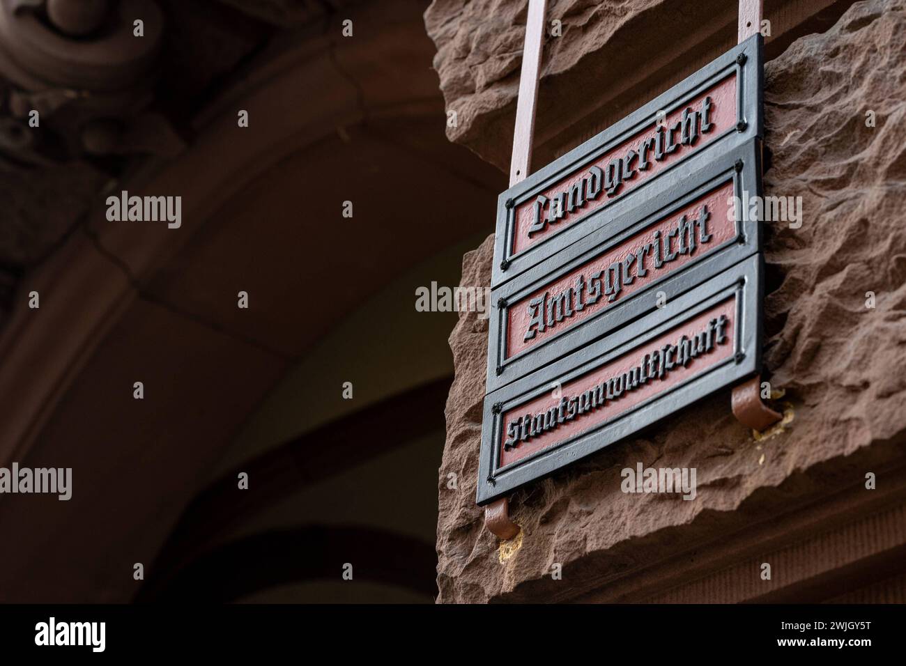 Historisches Gerichtsgebäude in Wiesbaden 15.02.24, Wiesbaden: Symbolfoto, Illustrationsbild, Symbolbild, Illustrationsfoto Historisches Gerichtsgebäude in Wiesbaden Das Bild zeigt ein altes, ehrwürdiges Schild mit der Aufschrift Amtsgericht, Landgericht, Staatsanwaltschaft am Eingang des historischen Gerichtsgebäudes in der Gerichtsstraße in der in Wiesbaden. Die traditionelle Schriftart und die Patina des Schildes unterstreichen die lange Geschichte und Bedeutung des Ortes. Wiesbaden Hessen Germania *** storico tribunale di Wiesbaden 15 02 24, foto simbolo di Wiesbaden, immagine illustrazione, simbolo i Foto Stock