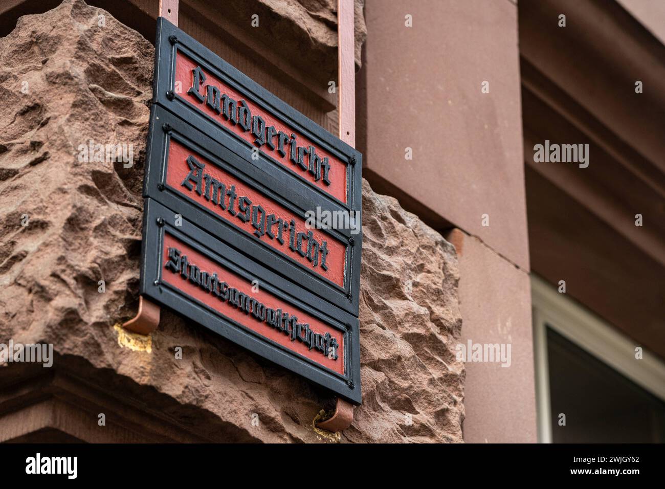 Historisches Gerichtsgebäude in Wiesbaden 15.02.24, Wiesbaden: Symbolfoto, Illustrationsbild, Symbolbild, Illustrationsfoto Historisches Gerichtsgebäude in Wiesbaden Das Bild zeigt ein altes, ehrwürdiges Schild mit der Aufschrift Amtsgericht, Landgericht, Staatsanwaltschaft am Eingang des historischen Gerichtsgebäudes in der Gerichtsstraße in der in Wiesbaden. Die traditionelle Schriftart und die Patina des Schildes unterstreichen die lange Geschichte und Bedeutung des Ortes. Wiesbaden Hessen Germania *** storico tribunale di Wiesbaden 15 02 24, foto simbolo di Wiesbaden, immagine illustrazione, simbolo i Foto Stock