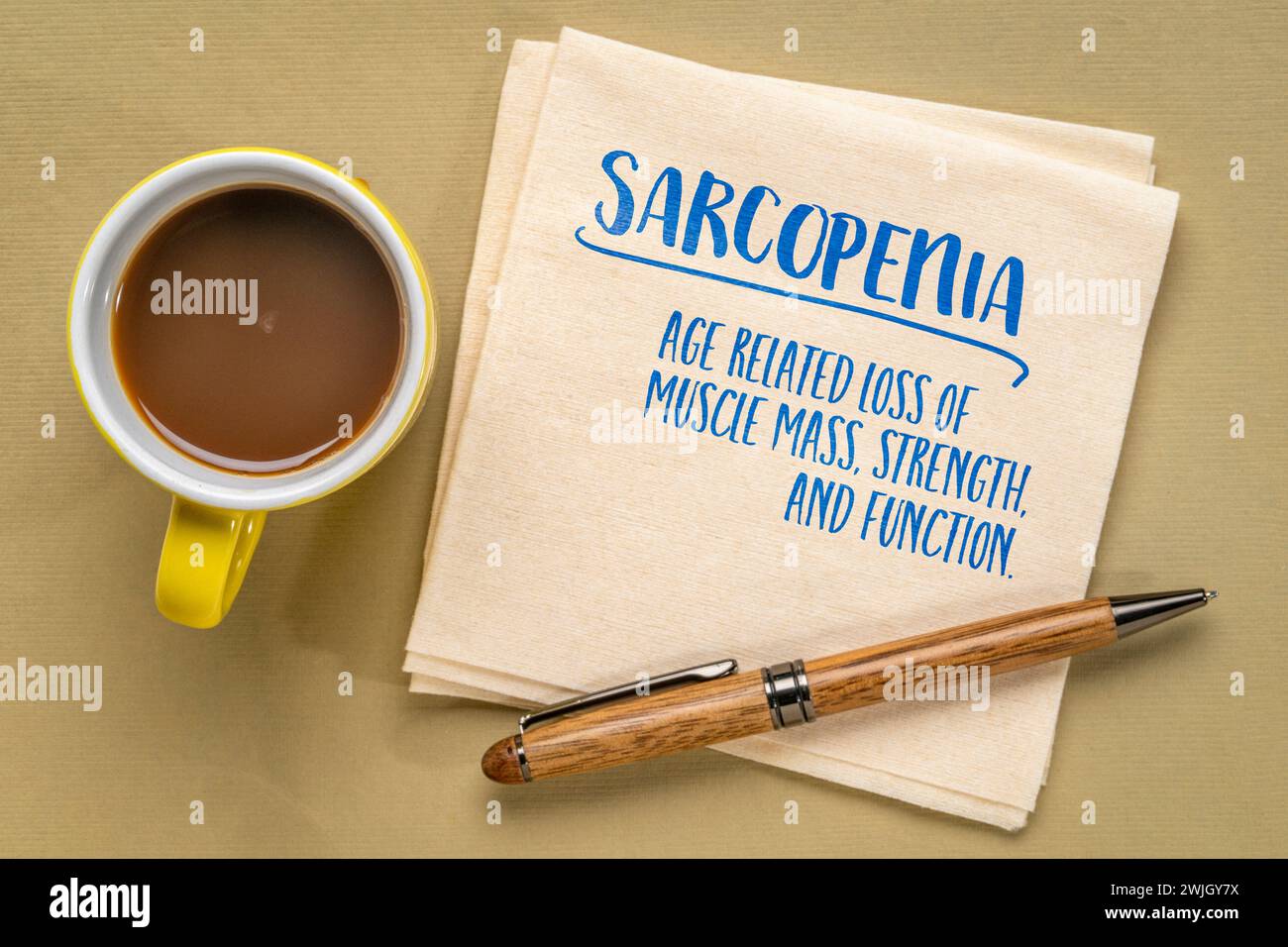 sarcopenia - perdita correlata all'età di massa muscolare, forza e funzione, nota su un tovagliolo, invecchiamento, salute e concetto di fitness Foto Stock