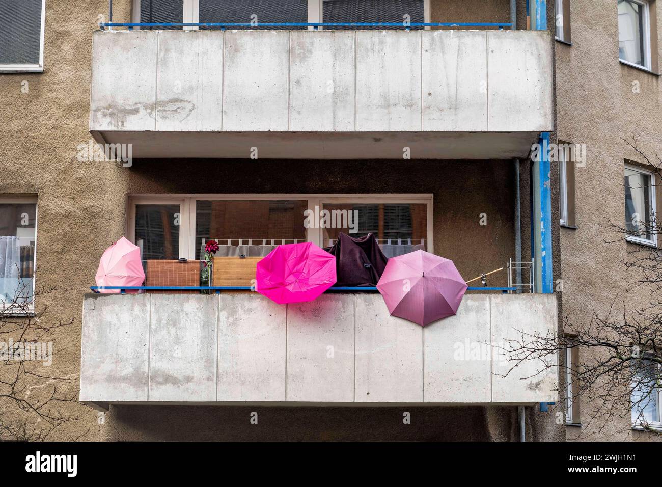 Berlin,14.02.2024,Regenschirme sind auf einen Balkon zu sehen *** Berlin,14 02 2024,ombrelloni possono essere visti su un balcone Foto Stock