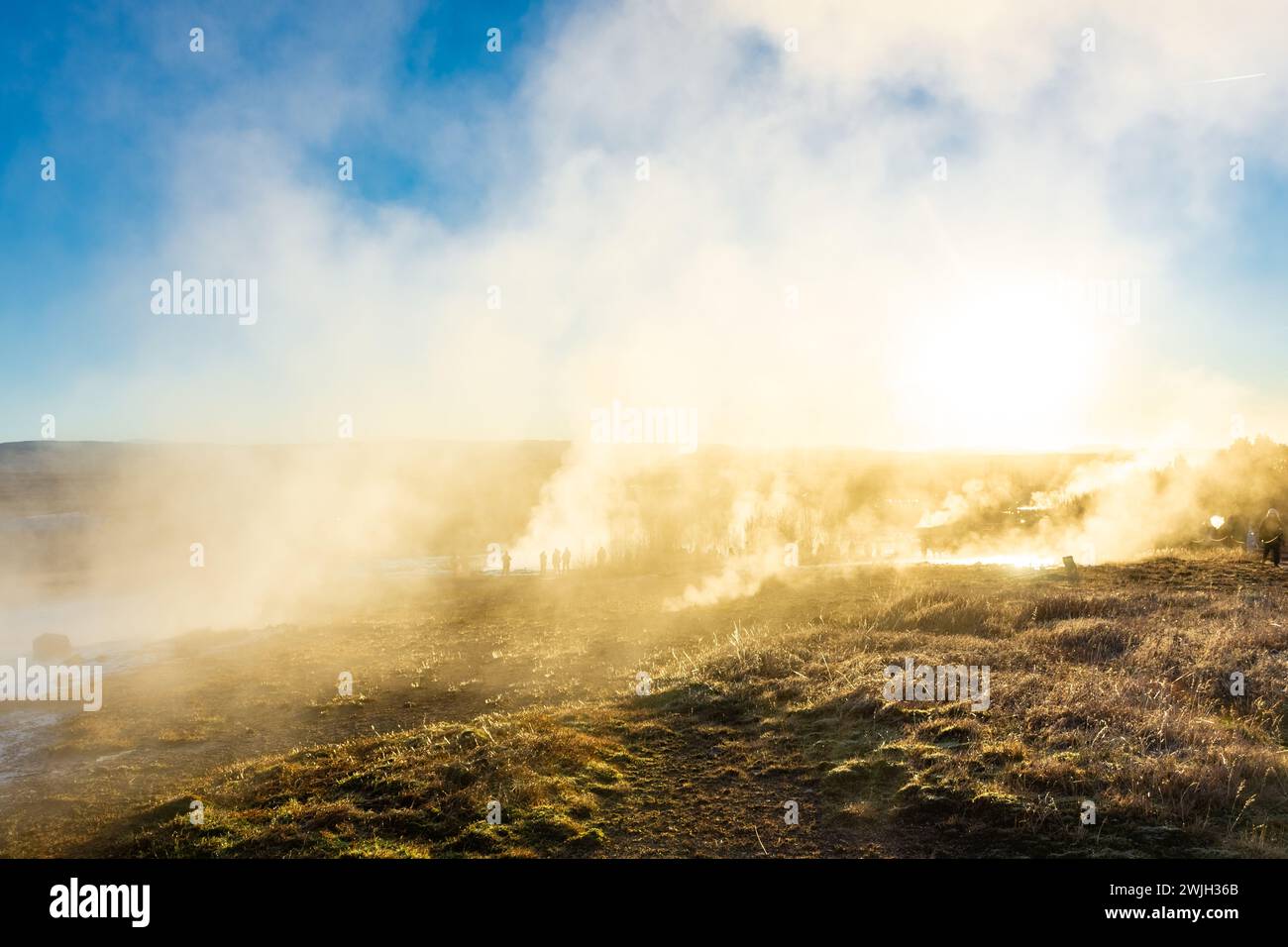 Stokkur, Islanda, 28 novembre 2022: Stokkur geyser spettacolare eruzione di fronte a una folla di turisti Foto Stock