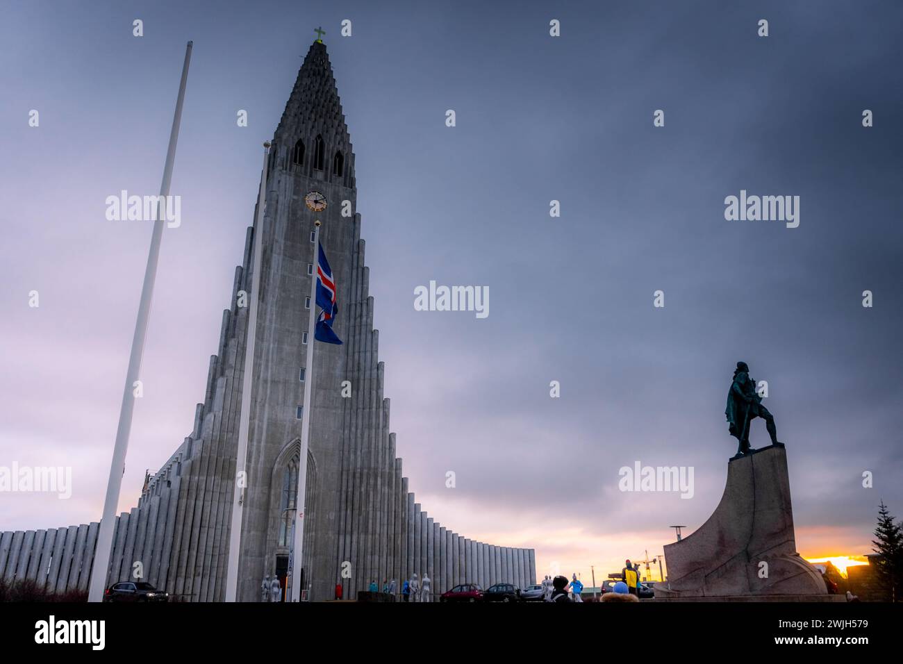 Reykjavik, Islanda, 27 novembre 2022: Hallgrimskirkja, cattedrale di Reykjavik, al tramonto Foto Stock