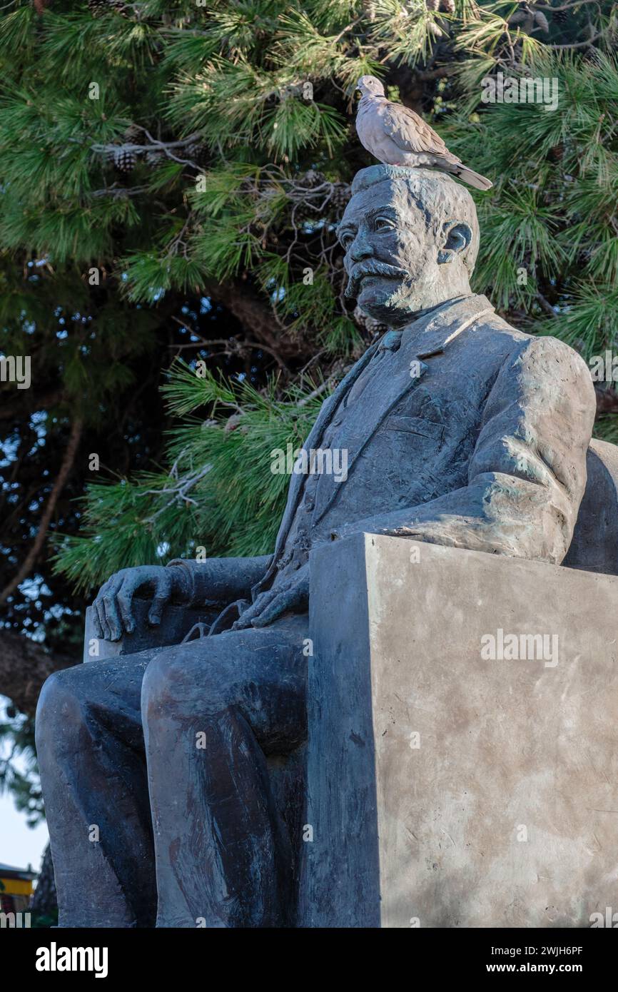 Statua dell'ex primo ministro maltese Joseph Howard con una colomba seduta sulla testa, Howard Gardens, Rabat, Malta. Joseph Howard, OBE (1862-1925) wa Foto Stock