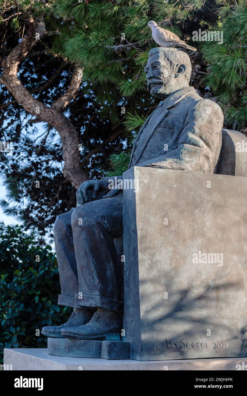 Statua dell'ex primo ministro maltese Joseph Howard con una colomba seduta sulla testa, Howard Gardens, Rabat, Malta. Joseph Howard, OBE (1862-1925) wa Foto Stock