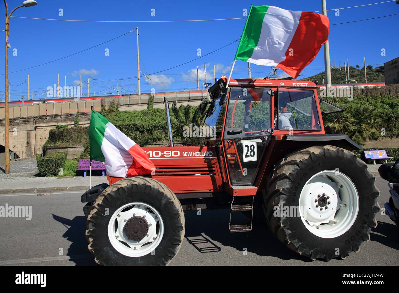 Gli agricoltori della provincia di Salerno in processione con i loro trattori arrivano in città per protestare contro la politica agricola dell'Europa. Foto Stock