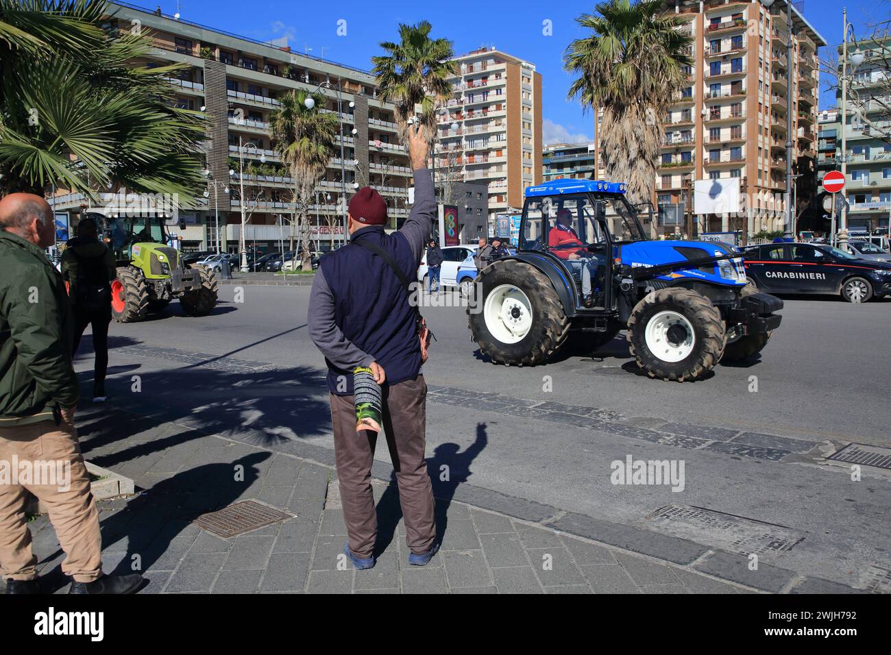 Gli agricoltori della provincia di Salerno in processione con i loro trattori arrivano in città per protestare contro la politica agricola dell'Europa. Foto Stock