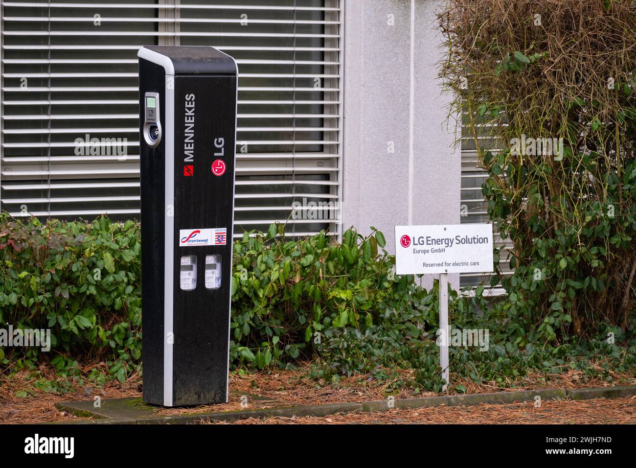 Stazione di ricarica LG Energy Solution, banner pubblicitario nel parcheggio, produzione di batterie ev logo LGES sudcoreano, sviluppo sostenibile in te Foto Stock