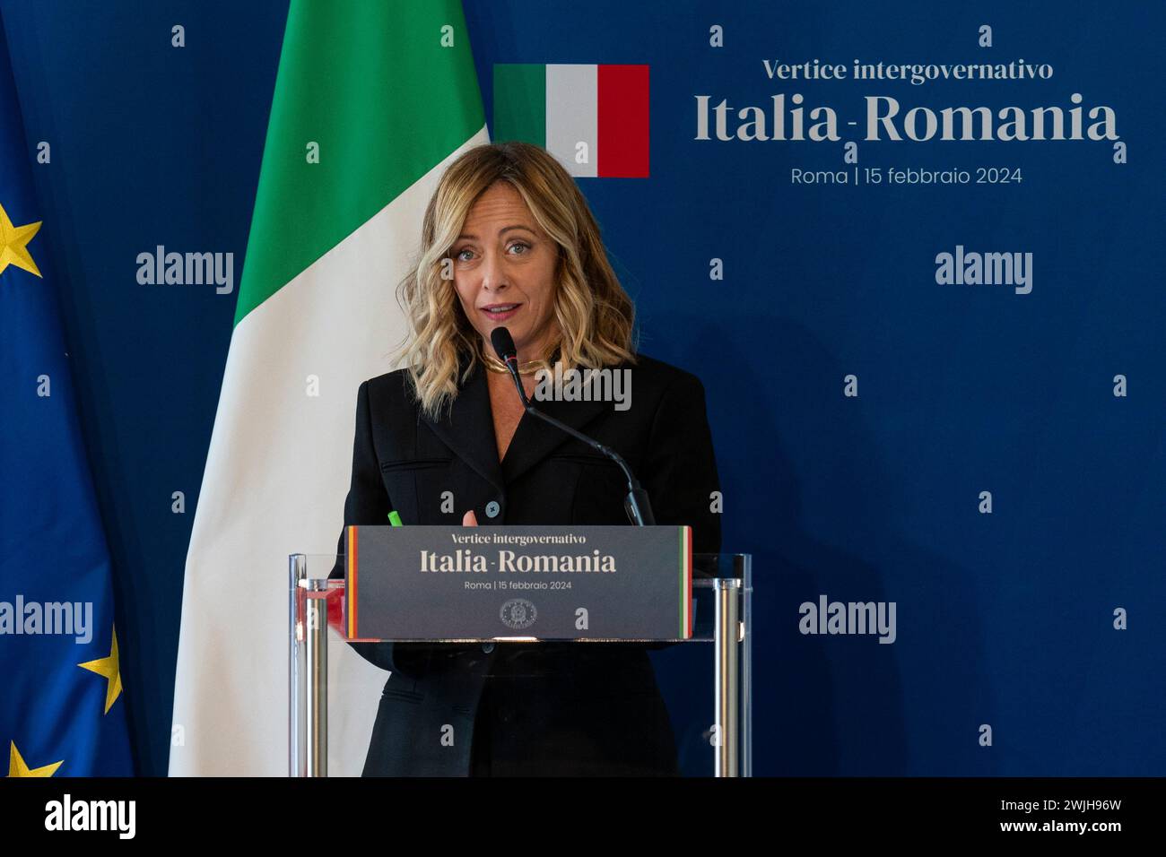 Roma, Italia. 15 febbraio 2024. Il primo ministro italiano Giorgia Meloni partecipa a una conferenza stampa in occasione del vertice intergovernativo Italia-Romania a Villa Doria Pamphili a Roma. Credito: SOPA Images Limited/Alamy Live News Foto Stock