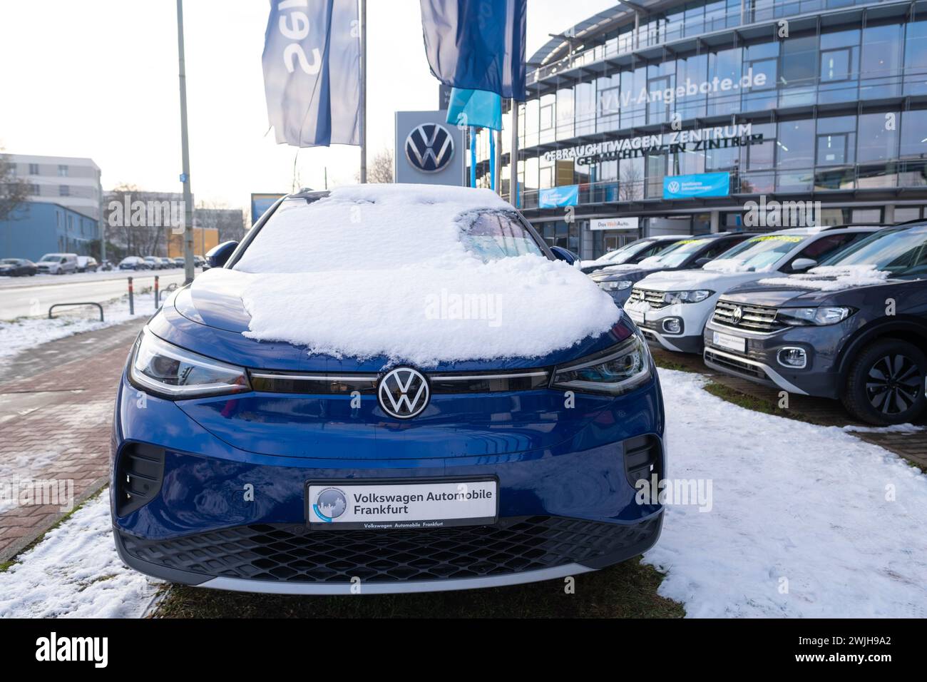 Auto elettrica blu, crossover tedesco Volkswagen ID.4, Volkswagen Group МЕВ, EV in Europa, auto più popolare in Germania, progressi tecnologici in au Foto Stock