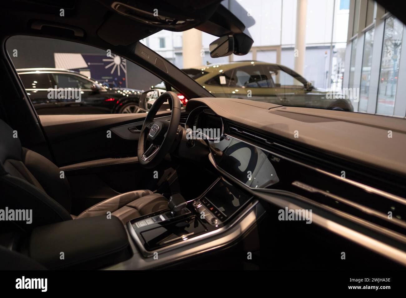 Black Interior nuova auto elettrica Audi e-Tron Q7 quattro, volante, piantone del conducente, cruscotto digitale, innovazioni tecnologiche nel settore automobilistico Foto Stock