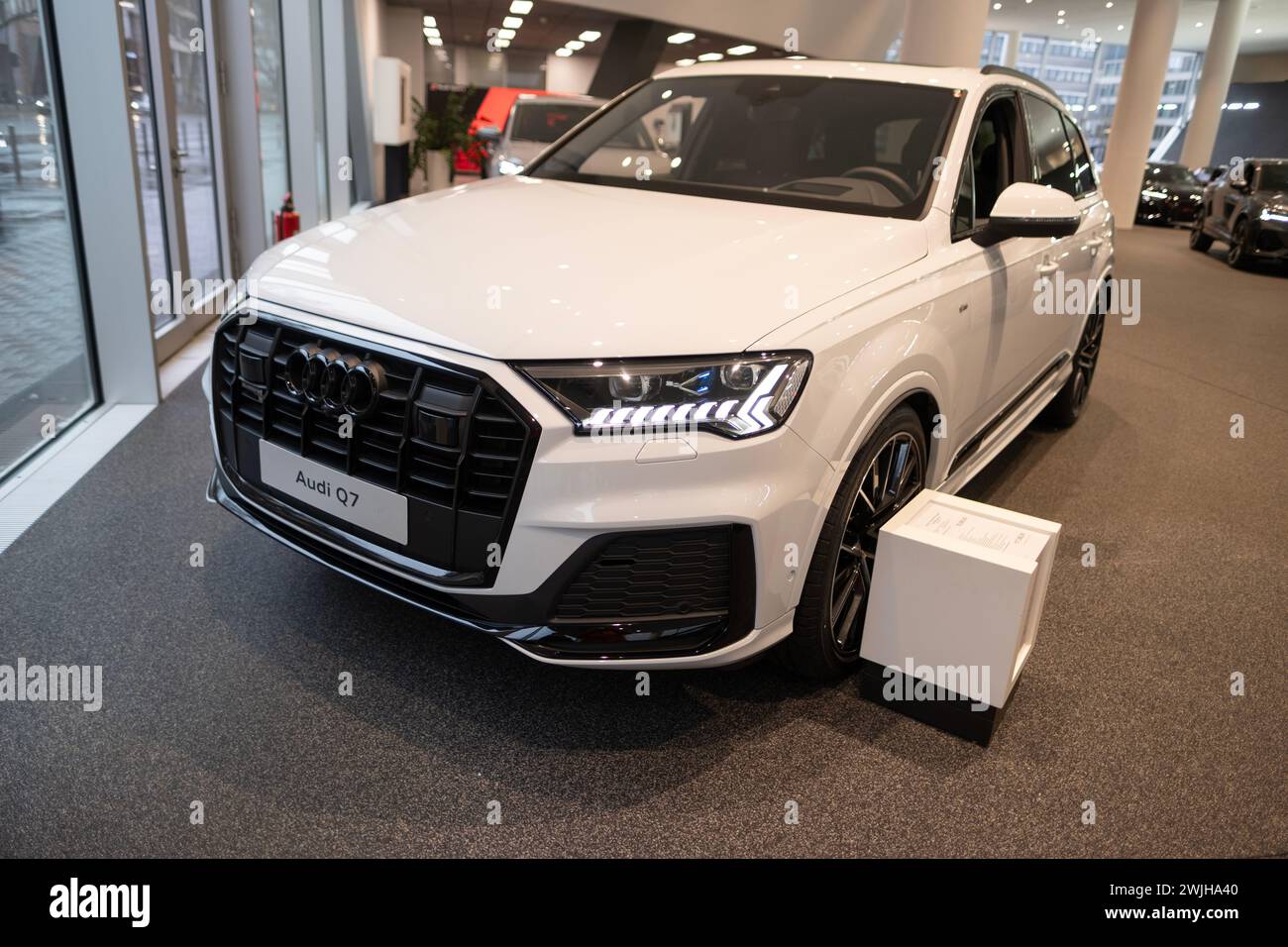 Auto SUV ibrida Audi e-tron Q7 quattro, veicolo multi-drive bianco in showroom, mobilità sostenibile, tecnologia automobilistica avanzata nell'industria automobilistica Foto Stock