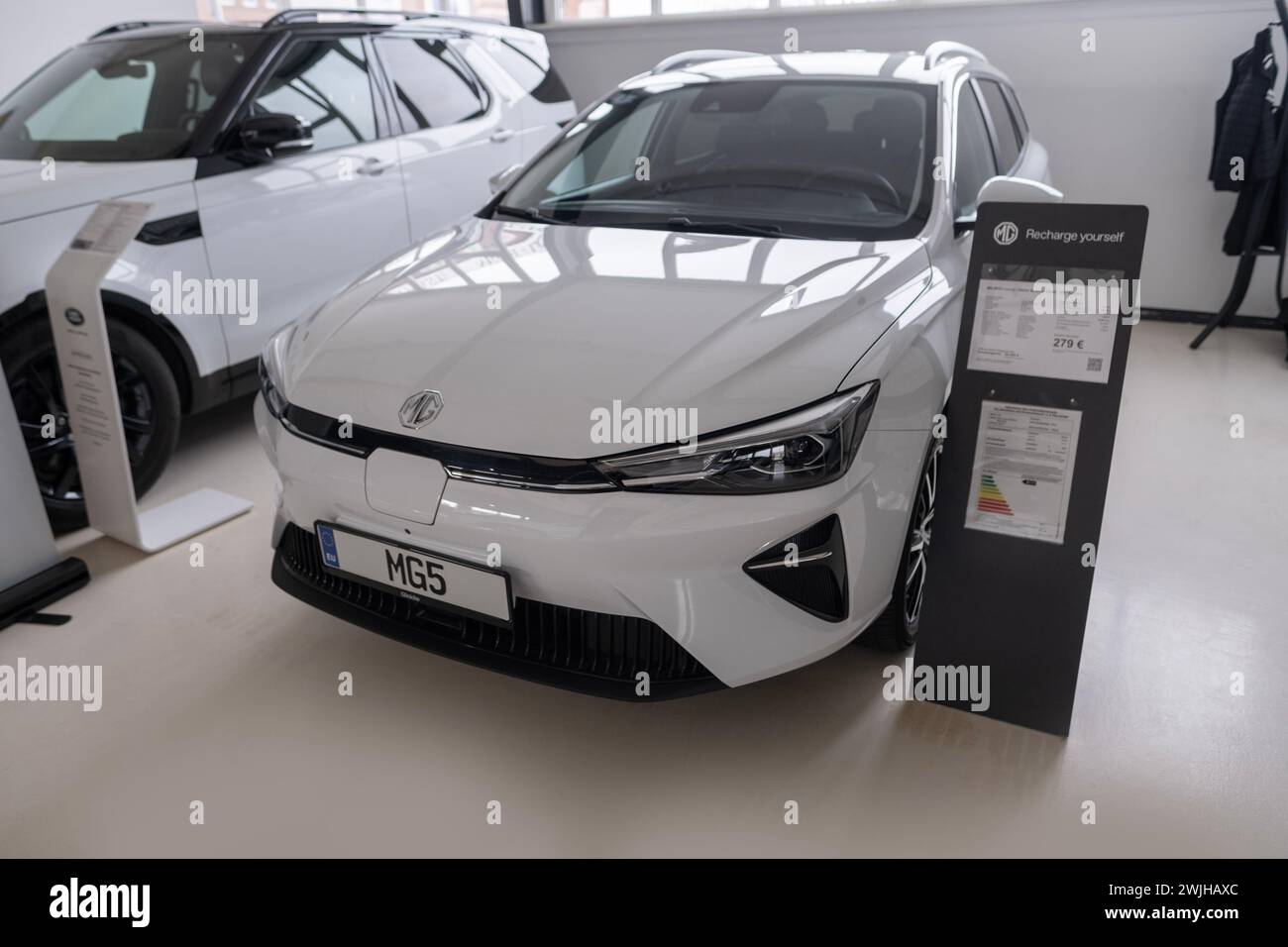 New White Car MG4 Electric, Motor UK Limited Nanjing, Auto ad alte prestazioni in showroom, sviluppo sostenibile EV, innovazione automotive indus Foto Stock