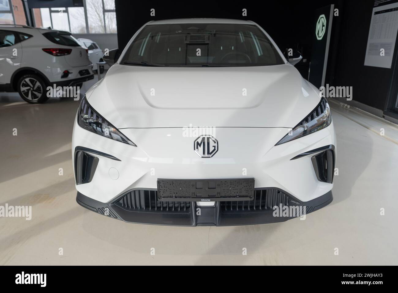 New White Car MG4 Electric, Motor UK Limited Nanjing, Auto ad alte prestazioni in showroom, sviluppo sostenibile EV, innovazione automotive indus Foto Stock