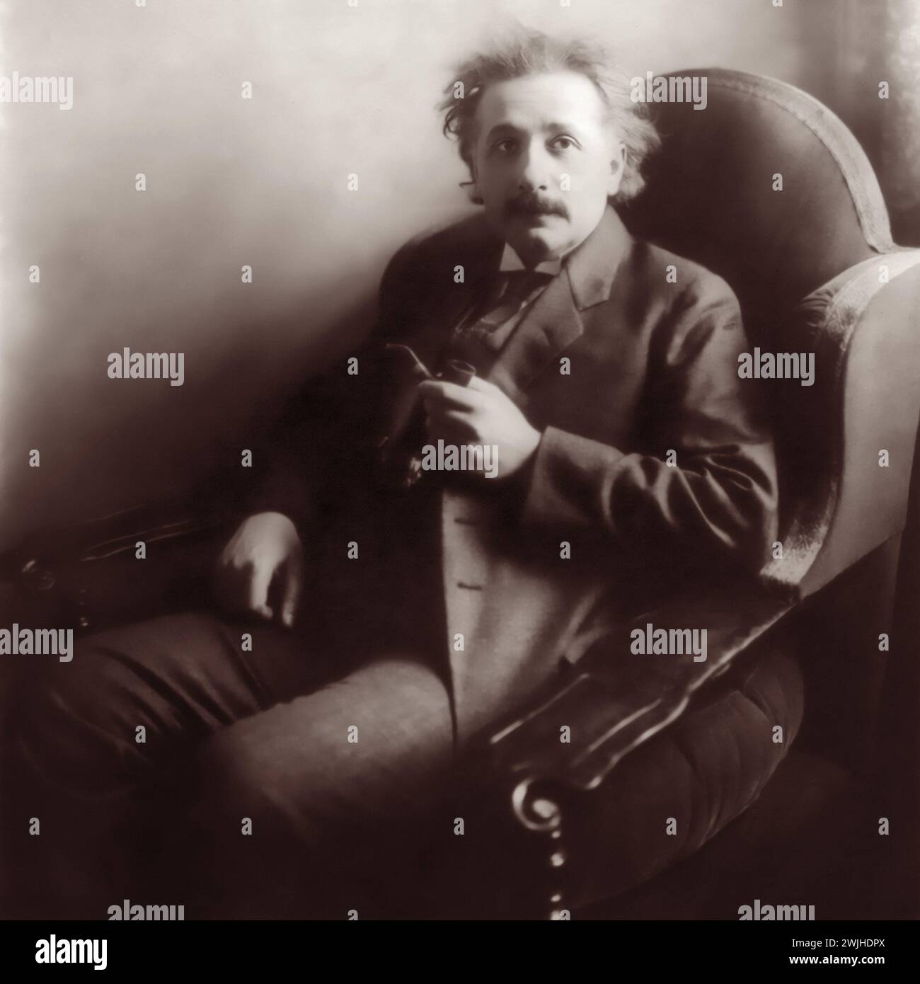 Albert Einstein (1879-1955), vincitore del Premio Nobel per la fisica nel 1921, sedette con la sua pipa nel 1921. Foto Stock