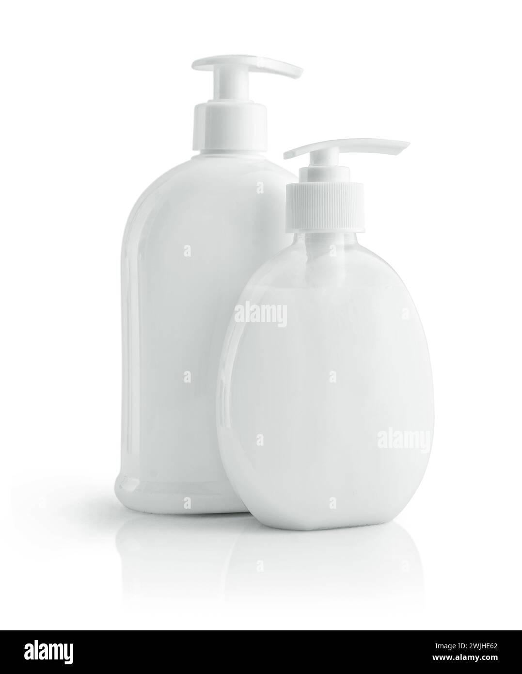 Flaconi dispenser bianchi senza marchio isolati su sfondo bianco, mockup di confezionamento cosmetico con spazio di copia Foto Stock