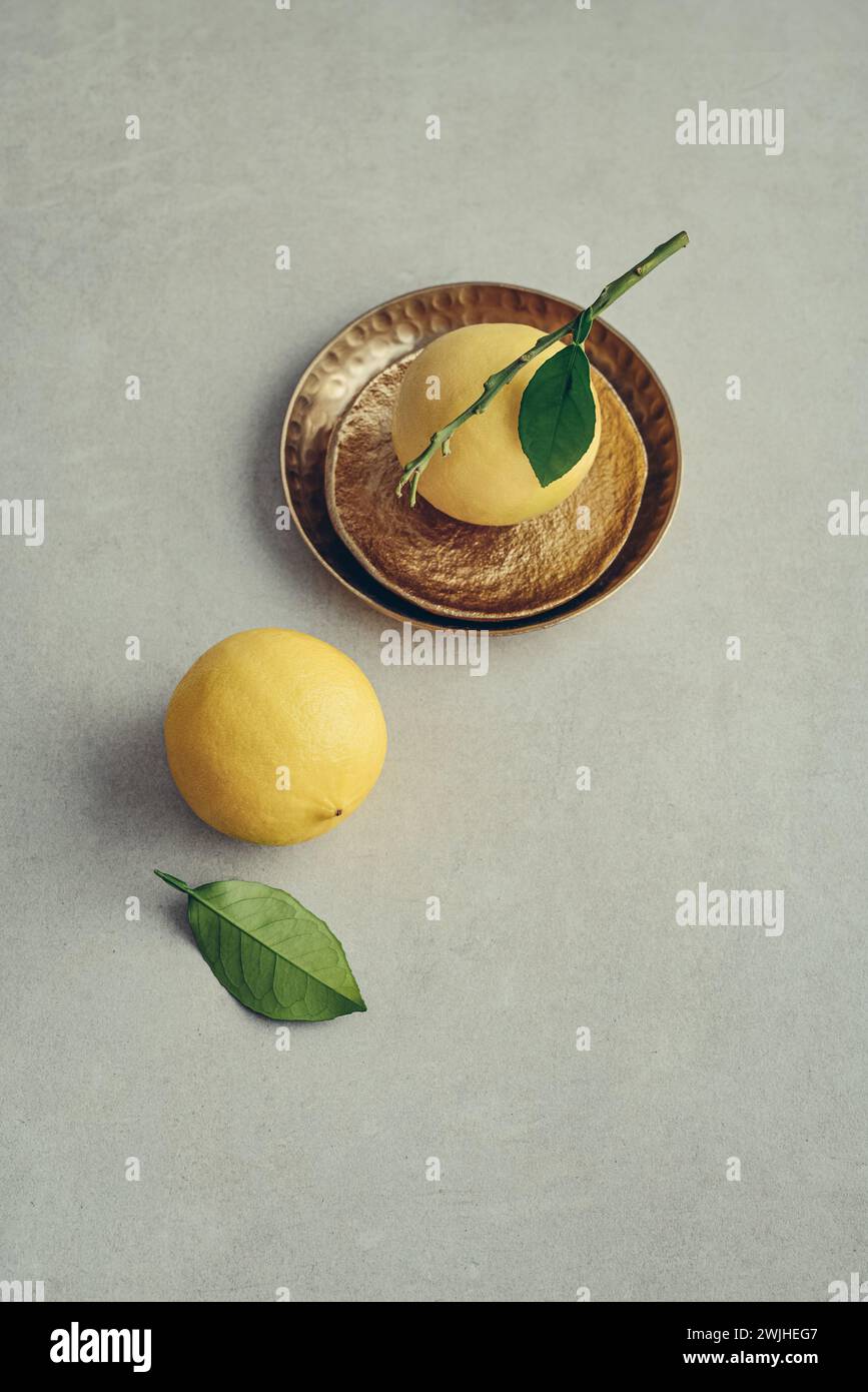 Frutti d'arancia di bergamotto fresco maturo, agrumi profumati utilizzati nel tè earl Grey, medicinali e trattamenti spa, su sfondo chiaro Foto Stock