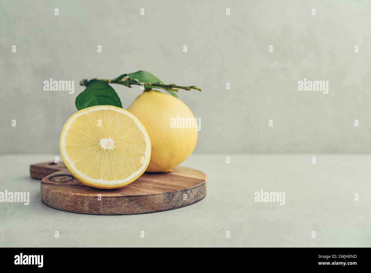 Frutti di arancia di bergamotto maturi freschi sul tagliere su sfondo chiaro Foto Stock