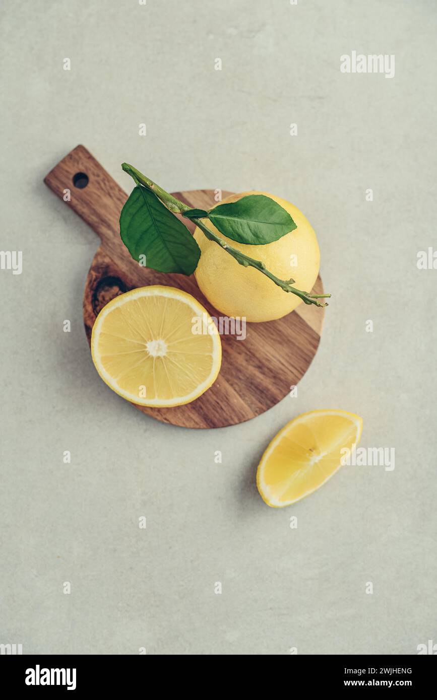 Frutti di arancia di bergamotto maturi freschi sul tagliere su sfondo chiaro, vista dall'alto Foto Stock