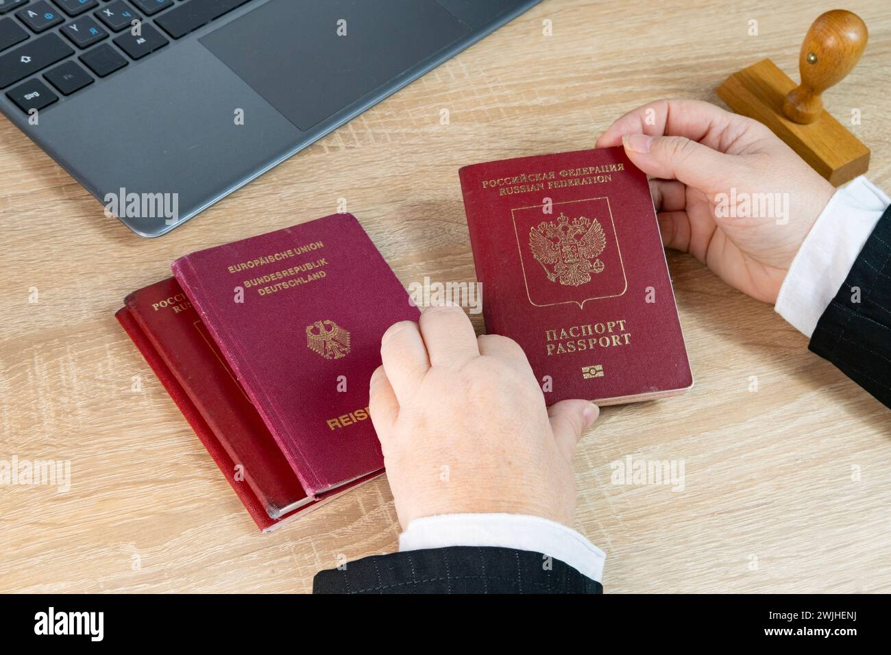 Primo piano passaporti stranieri di cittadini di Germania, Russia, agenti di pattuglia di frontiera che ispezionano meticolosamente passaporti stranieri, sicurezza di frontiera AN Foto Stock