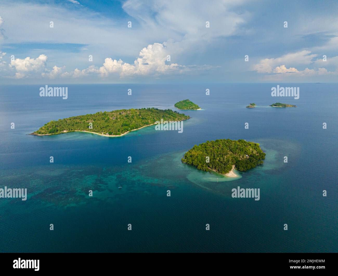 Gruppo di isole e mare blu. Cielo blu e nuvole. Zamboanga. Mindanao, Filippine. Foto Stock