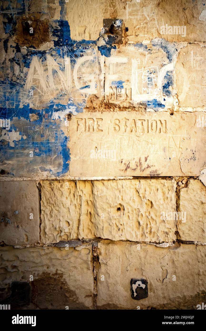 Grafitti su una parete blu brillante in una batteria militare costiera dell'era della seconda guerra mondiale, Mistra, Malta Foto Stock