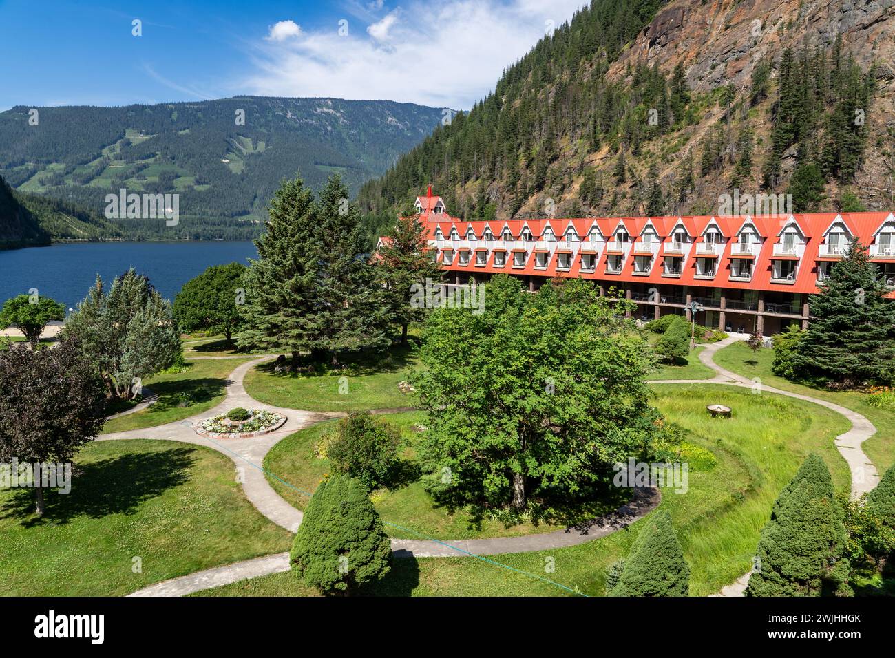 Three Valley Lake British Columbia Canada, 12 luglio 2023: 3 Valley Gap Lakefront Chateau che si affaccia sui verdi giardini e sulle montagne lungo la Trans Canada Foto Stock