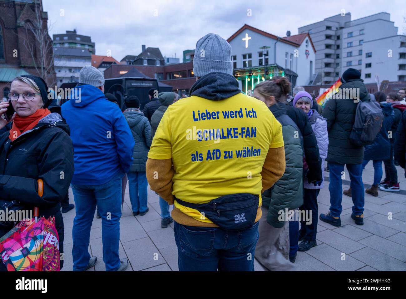 Dimostrazione contro l’AFD e il radicalismo di destra a Herne, BVB Dortmund fan with T-shirt statement, NRW, Germania, Foto Stock