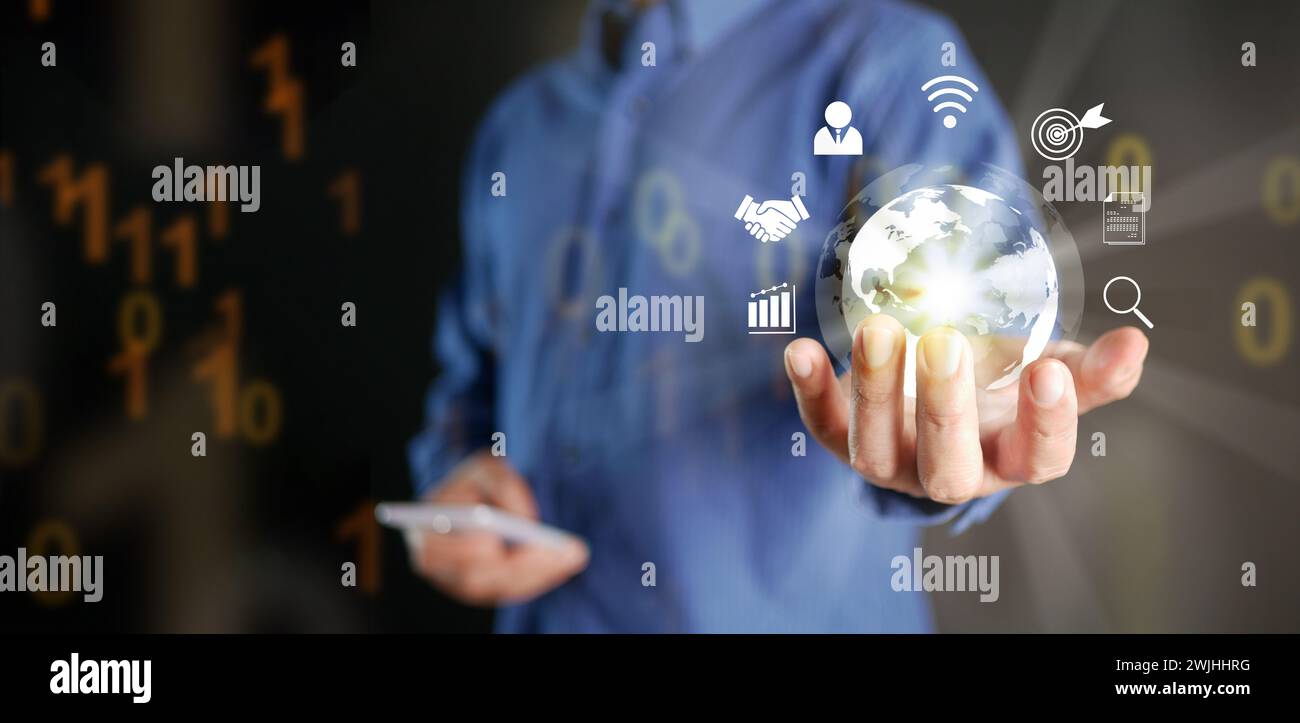 Concetto di connessione Internet globale. Utilizzo di Internet in tutto il mondo per aziende e tecnologie. Un uomo ha in mano un globo virtuale con icone Internet collegate o. Foto Stock